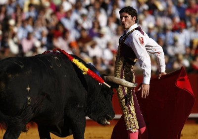 Sergio Aguilar standing tall in front of a bull at La Maestranza, 2009. (REUTERS/Marcelo del Pozo)