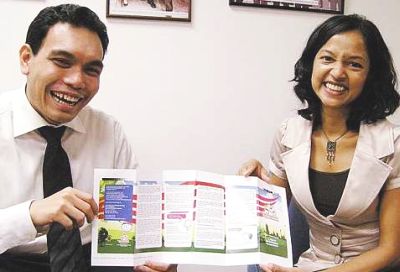 committee’s co-deputy chairpersons Mahaletchumi Balakrishnan and Syahredzan Johan, with an uncut copy of the first Rakyat Guide.