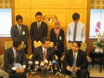 King Chai bersama rakan-rakan UKM 4 ketika menghantar memorandum di Parlimen