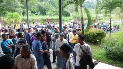 Crowd outside the courthouse 