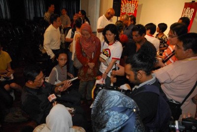 The Rakyat's Perak MB, Nizar Jamaluddin at the book launch that packed the venue (Annexe Gallery) to maximum capacity.
