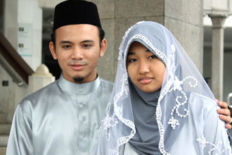 Siti Maryam Mahmood, 14, (right) and Abdul Manan 23, (left), whose marriage has triggered a call for fresh debate on child marriage. (Source: www.straitstimes.com)