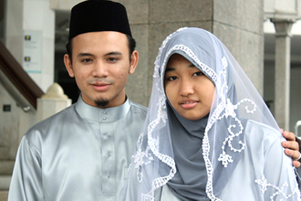 Siti Maryam Mahmood, 14, (right) and Abdul Manan 23, (left), whose marriage has triggered a call for fresh debate on child marriage. [Source: www.straitstimes.com]