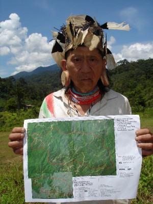 Along Sega 2005 with satellite image of his forest | Copyright: Bruno Manser Fund