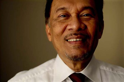 This Malaysian was born in Cherok Tok Kun to an Indian Muslim hospital porter, Ibrahim Abdul Rahman and Che Yan, a housewife (and later UMNO politician).