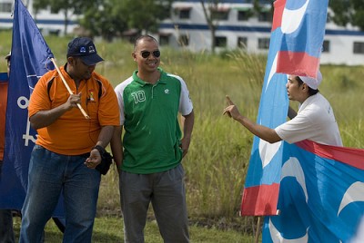 Opposing supporters | Credit: http://www.flickr.com/photos/aalim