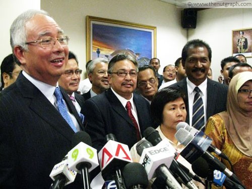 Najib, with Nasaruddin (behind), Osman (red tie), Jamaluddin (striped tie) and Hee (front) | Credit: The Nut Graph