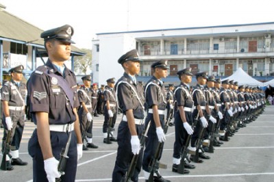 Police being trained to stand so still that even criminals don't know they are there | Source: http://ipohecho.com.my/v2/