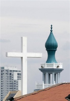 Church and mosque in close proximity in Klang | Source: http://islamizationwatch.blogspot.com (AP Photo/Lai Seng Sin)
