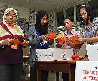 Vote counting gets under way. Photo: thestar.com.my 