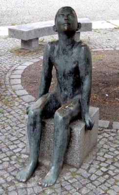 Sitting Boy by Werner Stoetzer | Sourcepic: Wikipedia (How You are Supposed to Sit in Court for a few hours)