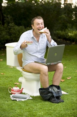 How not to sit in court - or the toilet | Sourcepic: www.loveyourgut.com