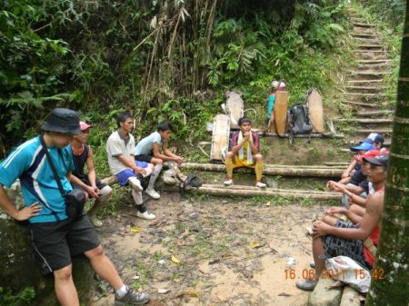 Joachim tries to mind-read the villagers as he catches his breath with them at a rest-stop